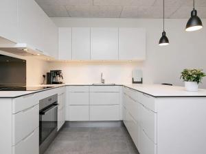 Kuchyň nebo kuchyňský kout v ubytování 8 person holiday home in Ringkøbing + 37 fotografií