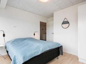 Postel nebo postele na pokoji v ubytování 8 person holiday home in Ringkøbing