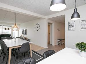 Posezení v ubytování 8 person holiday home in Ringkøbing