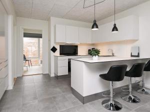 Kuchyň nebo kuchyňský kout v ubytování 8 person holiday home in Ringkøbing