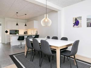 Kuchyň nebo kuchyňský kout v ubytování 8 person holiday home in Ringkøbing