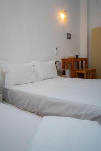 ein Schlafzimmer mit zwei Betten mit weißer Bettwäsche in der Unterkunft Studio Blue Majorelle Marrakech in Marrakesch