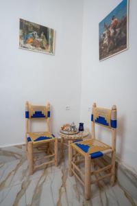zwei Stühle und ein Tisch in einem Raum in der Unterkunft Studio Blue Majorelle Marrakech in Marrakesch + 13 Fotos