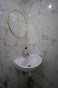 ein Badezimmer mit Waschbecken und Spiegel an der Wand in der Unterkunft Studio Blue Majorelle Marrakech in Marrakesch