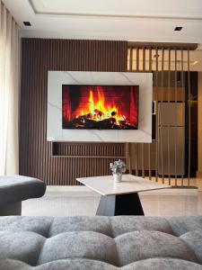 a living room with a fire in the fireplace at Appartement Luxueux Mer & Piscine in Mansouria