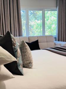 Gallery image of Deluxe Master Queen Bedroom with Bathroom in Vancouver West in Vancouver