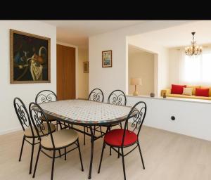 comedor con mesa y 4 sillas en Appartement Hay Riad, en Rabat