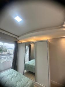 Una cama o camas en una habitación de Ampla cobertura com hidromassagem