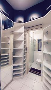 Un baño con ducha a ras de suelo y un inodoro. en Apartamento - COP 30, en Ananindeua