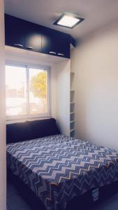 Un dormitorio con una cama en una habitación con ventana. en Apartamento - COP 30, en Ananindeua 14 fotos más