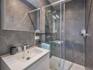 a bathroom with a sink and a shower at De Eekhoorn in Zutendaal