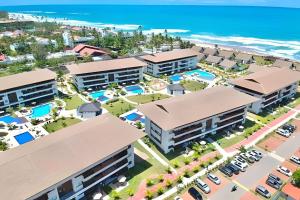 an aerial view of a resort with a parking lot at Resort beira-mar Porto Galinhas in Porto De Galinhas