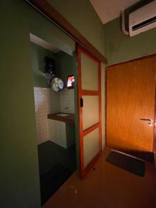 uma porta aberta para uma casa de banho com um chuveiro em Abrakadabra Manshon em Timuran