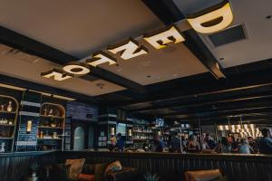 Lounge atau bar di The Vanderbilt Mansion Apt 11 Near Downtown & TWU