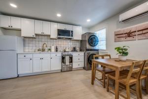 Dapur atau dapur kecil di The Vanderbilt Mansion Apt 11 Near Downtown & TWU