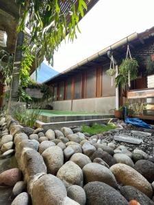 um jardim de pedra em frente a um edifício em Abrakadabra Manshon em Timuran