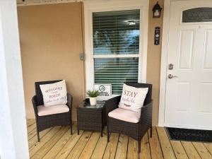 タンパにあるHome Sweet Homeのポーチに椅子2脚と枕付きのテーブル +10枚の写真