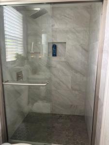 タンパにあるHome Sweet Homeの浴室のガラス扉付きシャワー