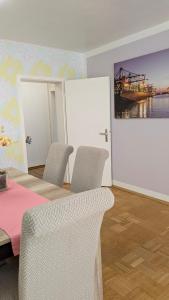 een kamer met een tafel en stoelen en een schilderij aan de muur bij Wohlfühloase 80 qm max 6 Pers in Bielefeld +21 foto's