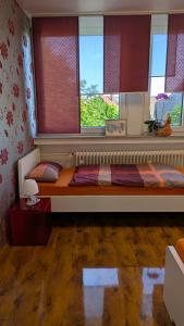 een bed in een kamer met twee ramen bij Wohlfühloase 80 qm max 6 Pers in Bielefeld