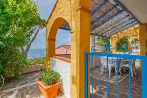 a house on the beach with a view of the ocean at Tra il Borgo e il Mare - Bel Horizonte in Capoliveri