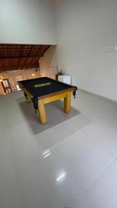 CASA TEMPORADA BARREIRINHAS Yellow 4内的一张台球桌