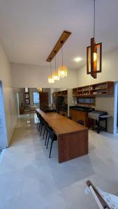 CASA TEMPORADA BARREIRINHAS Yellow 4的厨房或小厨房