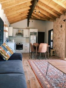 ein Wohnzimmer mit einer Couch und einem Tisch in der Unterkunft Mountain View House with Pool Near Olympos Adrasan in Kumluca