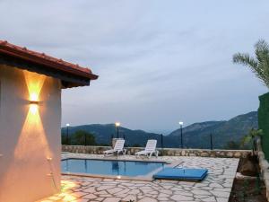Der Swimmingpool an oder in der Nähe von Mountain View House with Pool Near Olympos Adrasan