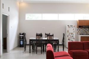 Η κουζίνα ή μικρή κουζίνα στο House Of Dahlia +14 φωτογραφίες