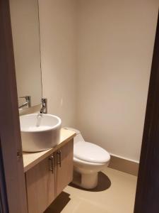une salle de bain avec des toilettes blanches et un lavabo dans l'établissement Alquiler de hermoso apartamento en la ciudad de Cartagena, à Carthagène des Indes