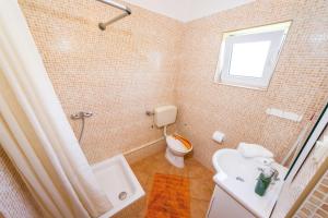 Koupelna v ubytování Apartments for families with children Ljubac, Zadar - 24394 + 14 fotografií