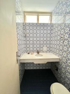 een badkamer met een wastafel en een toilet bij Descomplica Hostel in Assis