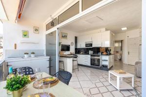 a kitchen and living room with a table and chairs at Sol del Sur Ocean View in Puerto de Santiago