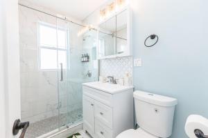 Ένα μπάνιο στο Stylish 3 Bedroom Apartment