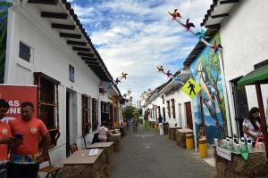 Oaspeți care stau la HOSTAL CHONTADURO Casa colonial en pleno centro histórico de Cali- Se alquila la casa entera para 12 o 13 personas o por habitaciones