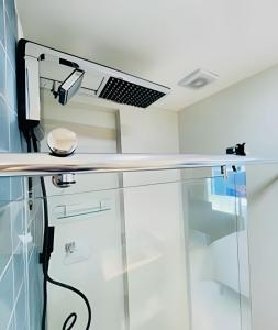 a bathroom with a counter with a sink at Seu Cantinho aconchegante Wi-Fi turbo e Netflix – Salvador in Salvador