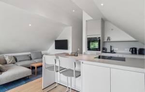 eine Küche und ein Wohnzimmer mit einer Couch und einem Tisch in der Unterkunft 2 Bedroom Awesome Apartment In Tossens in Stick