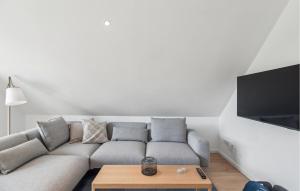 ein Wohnzimmer mit Couch und Flachbildfernseher in der Unterkunft 2 Bedroom Gorgeous Apartment In Tossens in Stick