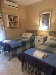 a room with two beds and a lamp in it at Departamento interno con dos camas individuales in Córdoba +30 photos