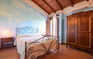 une chambre avec un lit et une armoire en bois dans l'établissement Awesome Apartment In Casal Velino, à Casal Velino