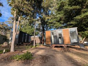 una casa moderna è seduta sugli alberi di 2BR Tiny Family Home at Grampians Edge by Tiny Away a Dadswells Bridge