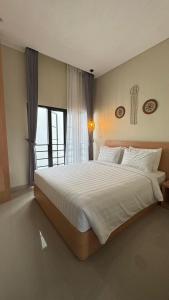 Ένα ή περισσότερα κρεβάτια σε δωμάτιο στο Firzani Villa