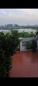 een wit hek en een stenen loopbrug naast een rivier bij GolDen RiCe in Thái Thụy