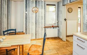 Una cocina y un comedor con mesa y sillas. en Ferienwohnung Waren Müritz, en Waren 12 fotos más