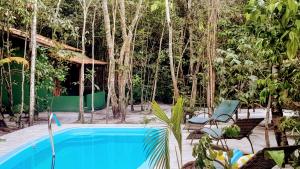 A piscina localizada em Chalés Guigó-Cumuruxatiba, sossego e privacidade ou nos arredores