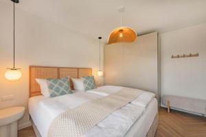 ein Schlafzimmer mit einem großen Bett und einem Waschbecken in der Unterkunft Domizil zum Lerchengrund 05 in Ückeritz