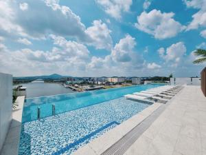 una piscina sul tetto di un edificio di Hotel Marinabay Seoul a Gimpo