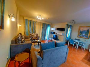 アインソフナにあるدوبلكسの青いソファとテーブルのあるリビングルーム