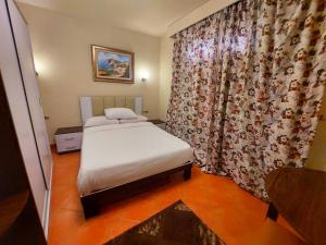 アインソフナにあるدوبلكسの小さなベッドルーム(ベッド1台、カーテン付)